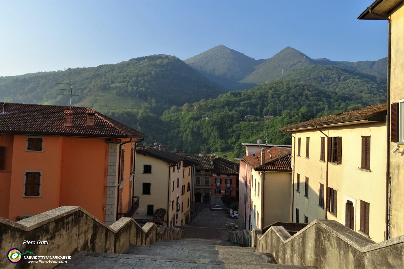07 Da casa salgo alla Chiesa di S. Lorenzo con vista in Canto Alto.JPG